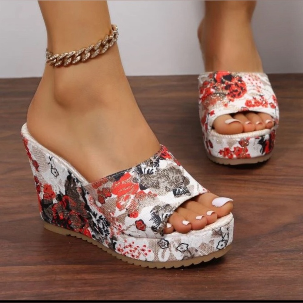 NEW – “Floral Pattern” Glitter Wedge Sandals Size 8